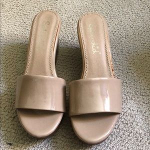 New splendid nude patent wedges